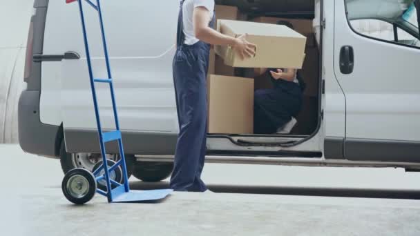 Zustellerin Gibt Pakete Und Mann Stellt Kisten Auf Lkw — Stockvideo