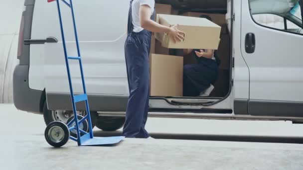 Levering Vrouw Geven Pakketten Man Putting Dozen Handtruck — Stockvideo