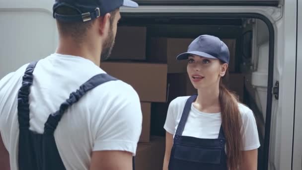 Trabajadores Entrega Hablando Cerca Coche Con Paquetes — Vídeos de Stock