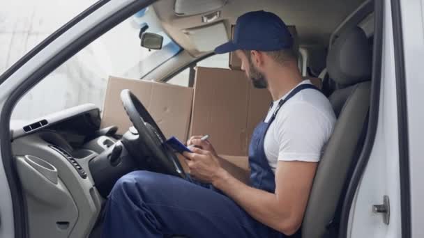 Homem Entrega Que Escreve Área Transferência Verificar Parcelas Carro — Vídeo de Stock