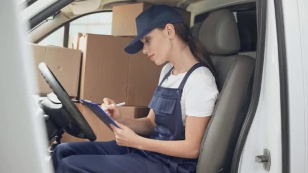 Consegna Donna Scrittura Sugli Appunti Caselle Controllo Auto — Video Stock