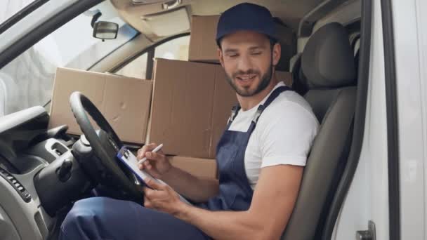 Delivery Man Praat Met Klant Het Geven Van Pakjes Auto — Stockvideo