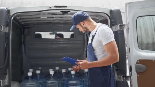 Water Delivery Man Schrijven Klembord Tellen Flessen Auto — Stockvideo