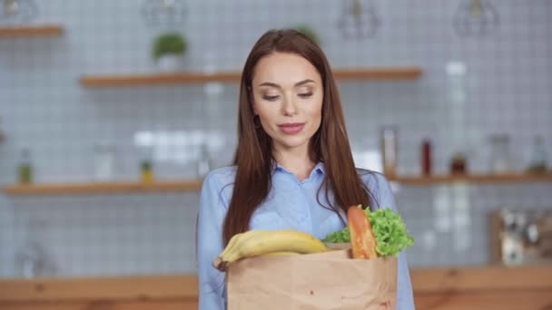 Bella Donna Allegra Tenendo Sacchetto Carta Con Generi Alimentari — Video Stock