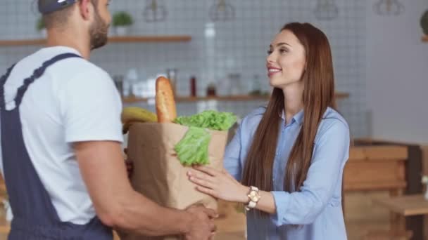 Glückliche Frau Erhält Lebensmittel Nach Hause Geliefert — Stockvideo