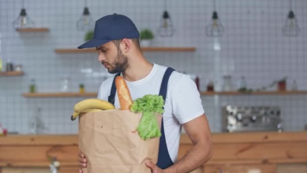 Levering Man Geven Papieren Zak Met Boodschappen — Stockvideo