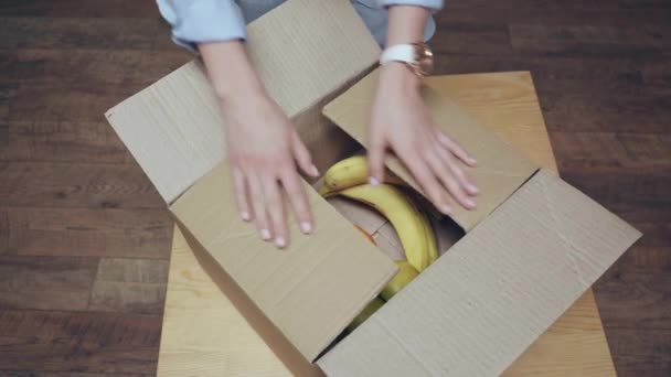 Vista Recortada Mujer Tomando Frutas Caja Cartón — Vídeos de Stock