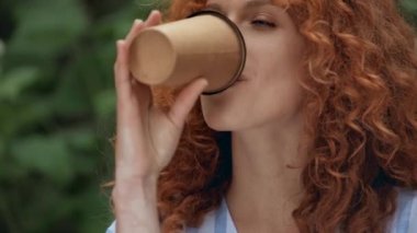 kağıt bardaktan içme mutlu kız seçici odak 