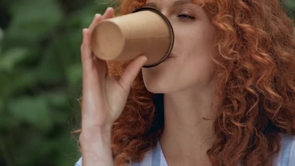 Selectieve Focus Van Gelukkig Meisje Drinken Uit Papier Cup — Stockvideo