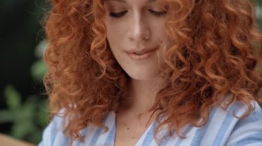 Neşeli kıvırcık kız okuma kitabı odak çekme 