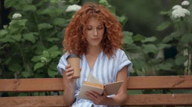 mutlu kız gitmek ve kitap okuma kahve içme 