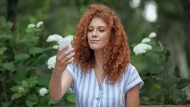 mutlu kızıl saçlı kız selfie alarak ve dil gösteren 