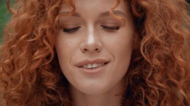 mutlu kızıl saçlı kız saç dokunmadan yakın 