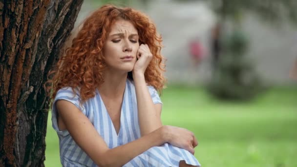 Sconvolto Rossa Ragazza Piangendo Coprendo Faccia Nel Parco — Video Stock