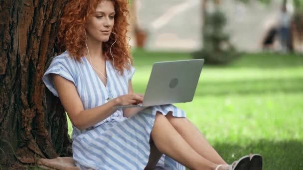 Menina Atraente Usando Laptop Ouvir Música Parque — Vídeo de Stock