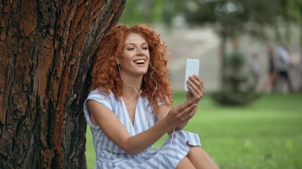 Chica Pelirroja Feliz Tener Videollamada Teléfono Inteligente — Vídeo de stock