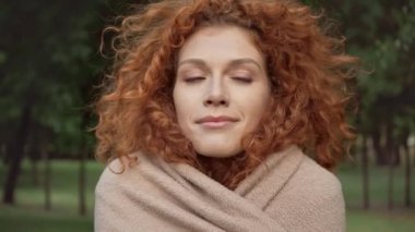 yumuşak battaniye sarılmış çekici kızıl saçlı kız 