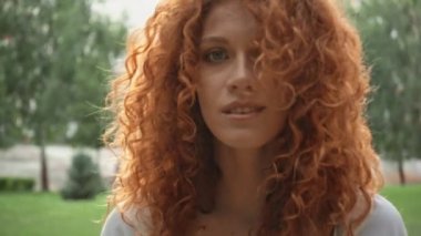 Parkta neşeli kıvırcık kadın Odak çekme 