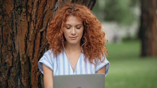 Mujer Rizada Usando Ordenador Portátil Escuchar Música Parque — Vídeo de stock