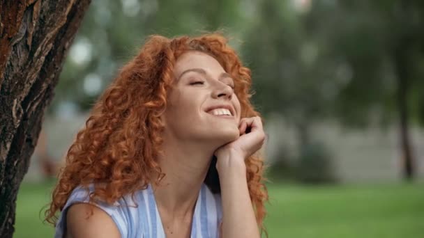 石鹸の泡を見て陽気な赤毛の女の子 — ストック動画