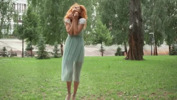 Joyeuse Rousse Fille Toucher Les Cheveux Marcher Dans Parc — Video