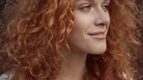 Крупним Планом Щаслива Кучерява Жінка Посміхається Парку — стокове відео