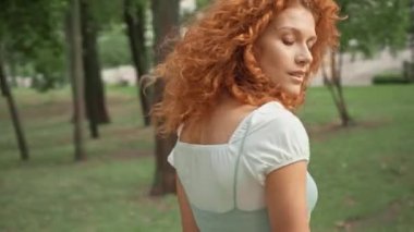 parkta gülümseyen güzel kıvırcık kız seçici odak 