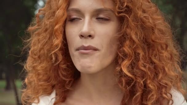 バブルガムを吹く赤毛の女の子のクローズアップ — ストック動画