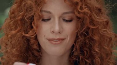 mutlu kıvırcık kız sabun kabarcıkları üfleme raf odak 