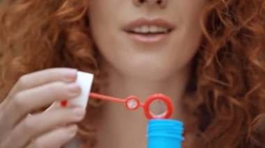 sabun kabarcıkları üfleme mutlu kız kırpılmış görünümü 