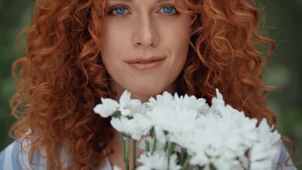 Close Van Happy Redhead Meisje Ruikende Bloemen — Stockvideo