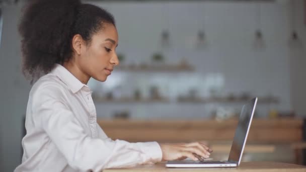 Africano Americano Empresária Usando Laptop Beber Café — Vídeo de Stock