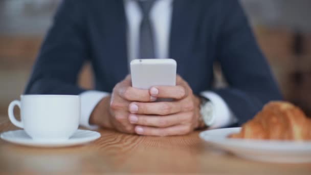 Vista Recortada Hombre Negocios Utilizando Teléfono Inteligente Cafetería Con Taza — Vídeos de Stock