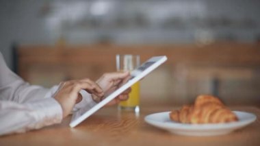 dijital tablet kullanarak ve portakal suyu içme afrikalı amerikalı iş kadını