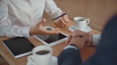 kafede el sıkışırken ve uzaklaşırken çok kültürlü iş ortaklarının kırpılmış görünümü