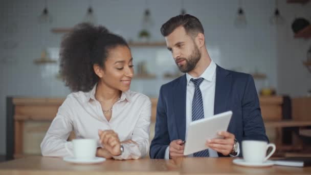 Gente Negocios Multiculturales Utilizando Tableta Digital Cafetería — Vídeos de Stock