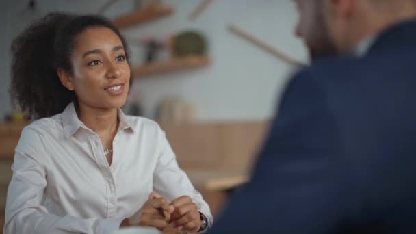 Multietniska Affärsfolk Pratar Mötet Café — Stockvideo