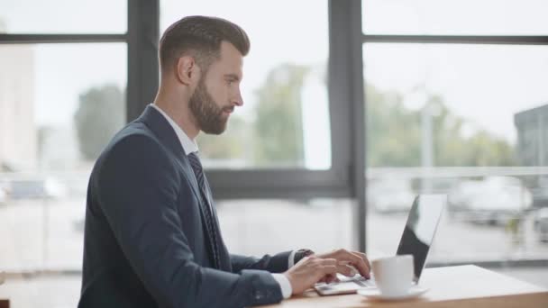 Uomo Affari Barbuto Utilizzando Computer Portatile Vicino Alla Finestra Ufficio — Video Stock