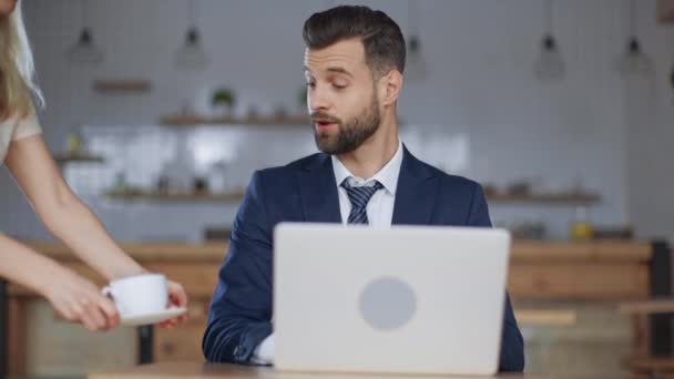 Servitris Ger Kaffe Till Leende Affärsman Med Laptop — Stockvideo