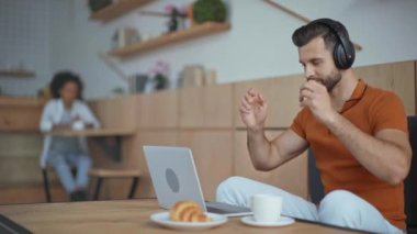 kafede dizüstü bilgisayar kullanarak kulaklık gündelik işadamı