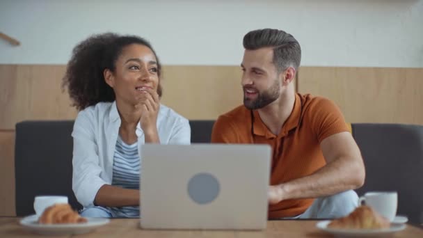 Pessoas Negócios Casuais Multiculturais Falando Perto Laptop Café — Vídeo de Stock