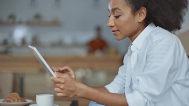Dijital Tablet Kullanarak Kafede Kahve Içme Afrikalı Amerikalı Kadını — Stok video