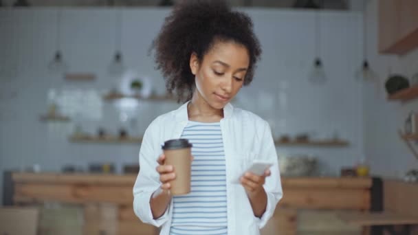 Afro Amerikai Használ Smartphone Kávét Iszik Kávézóban — Stock videók