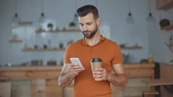 Hipster Sonriente Usando Teléfono Inteligente Beber Café Cafetería — Vídeos de Stock