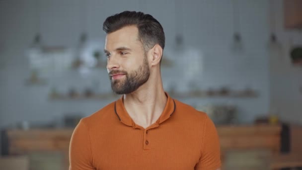 Homme Joyeux Regardant Caméra Loin Dans Café — Video
