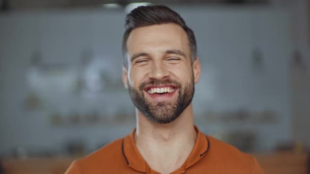 Hombre Guapo Feliz Riendo Cafetería — Vídeos de Stock