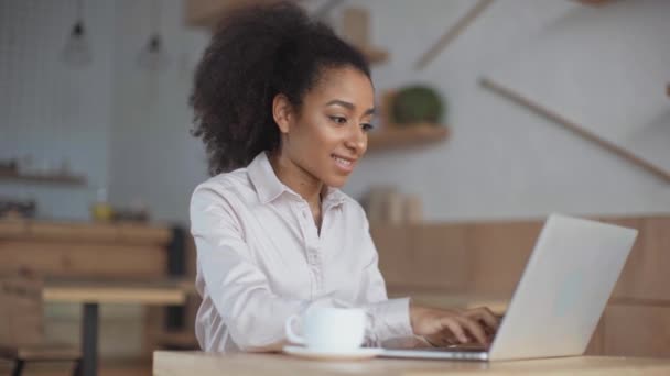 Mujer Negocios Afroamericana Usando Computadora Portátil Beber Café Cafetería — Vídeos de Stock