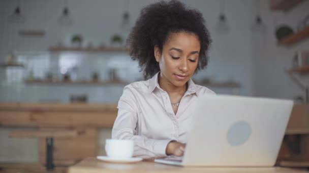 Camarera Dando Terminal Joven Mujer Negocios Afroamericana Para Pago Con — Vídeos de Stock