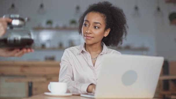 Mooie African American Zakenvrouw Met Behulp Van Laptop Café — Stockvideo