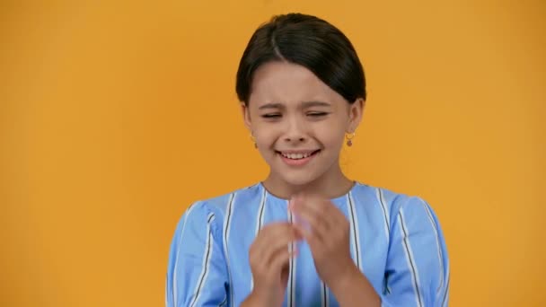 Обиженный Ребенок Подросток Синем Платье Плачет Руками Лице — стоковое видео
